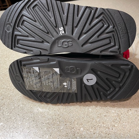 UGG Classic Mini Urban Tech WP Charcoal. Christmas Red and Charcoal - Picture 2 of 11